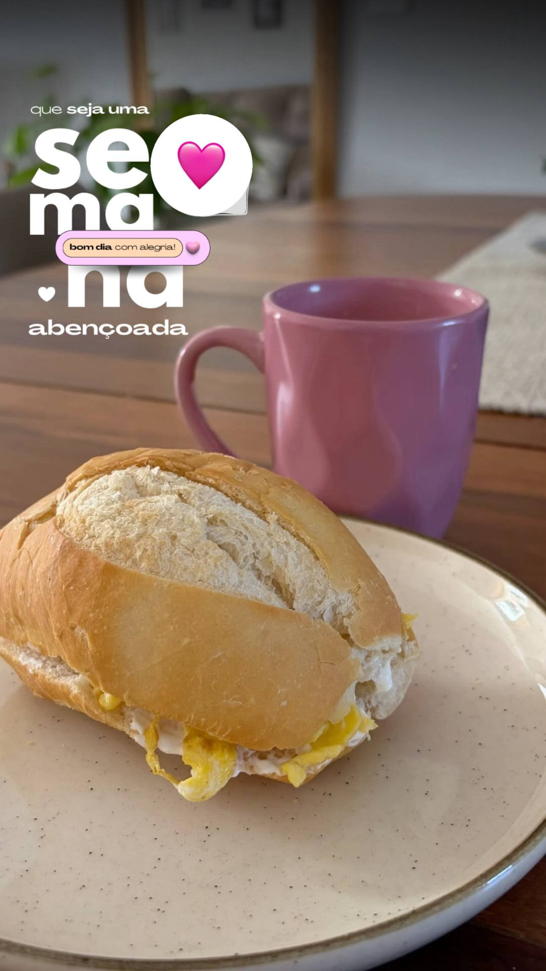 Foto de café da manhã com figurinha da Biblioteca Premium aplicada