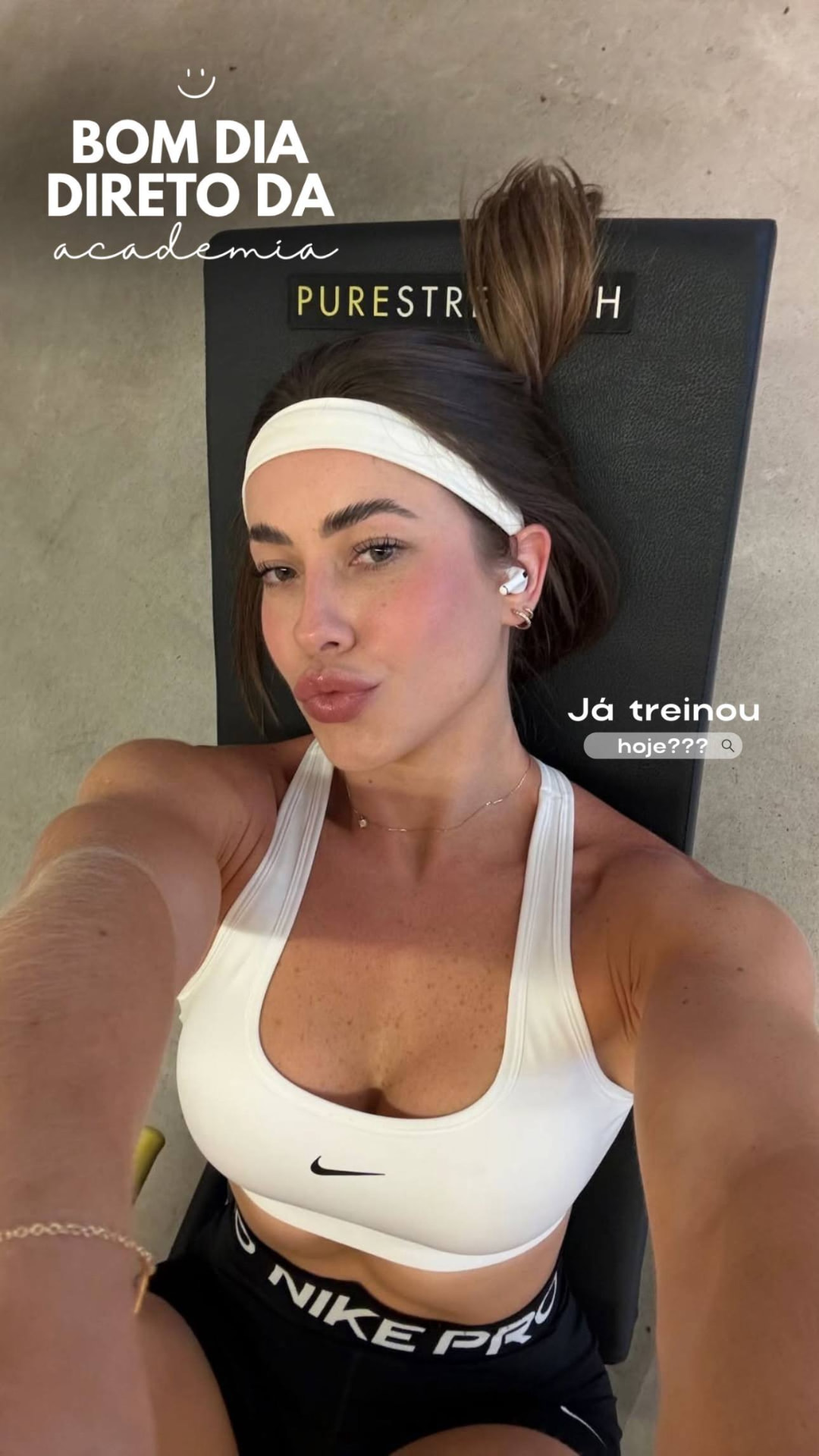 Foto de academia com figurinha da Biblioteca Premium aplicada